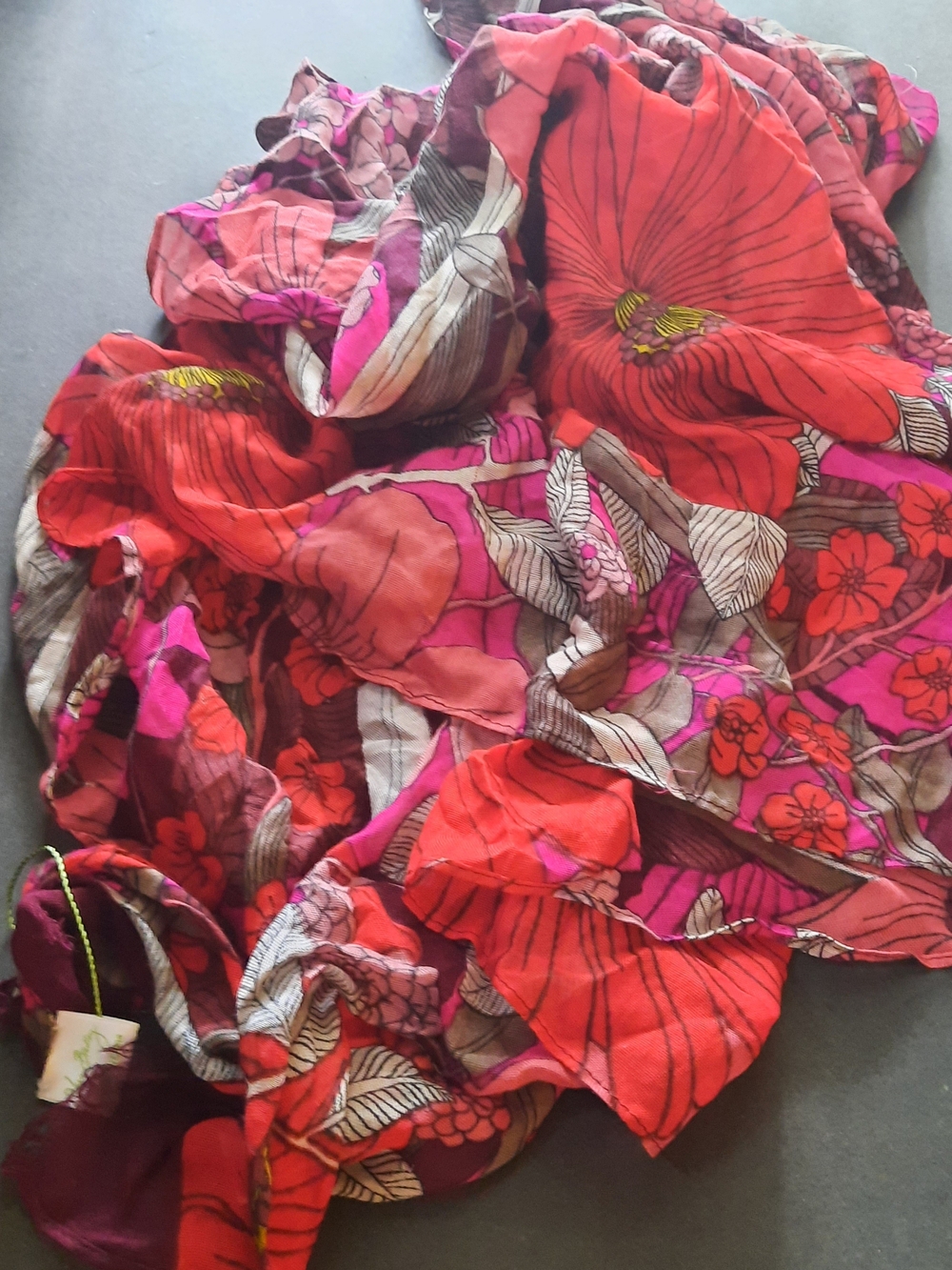 🌷Vivacious⚘️100% Viscose Vera Bradley Scarlet, Fushia & Violet Floral Scarf